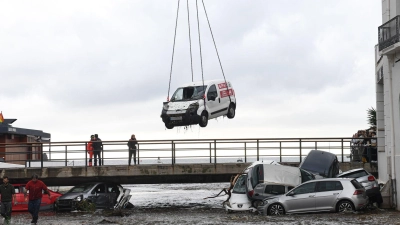 Die Autos werden in Cadaqués bereits geborgen. (Foto: Glòria Sánchez/EUROPA PRESS/dpa)