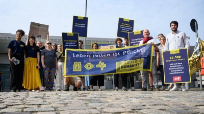 Aktivisten der zivilen Seenotrettungsorganisation SOS Humanity setzen sich für eine europäisch koordinierte Seenotrettung von Flüchtlingen aus dem Mittelmeer ein. (Foto: Bernd von Jutrczenka/dpa)