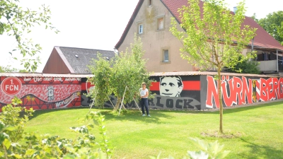Renate Ixmeiers Garten wurde zu einer Art Club-Stadion umgewandelt. Zwei Studenten übernahmen das Bemalen in den Vereinsfarben. (Foto: Christa Frühwald)