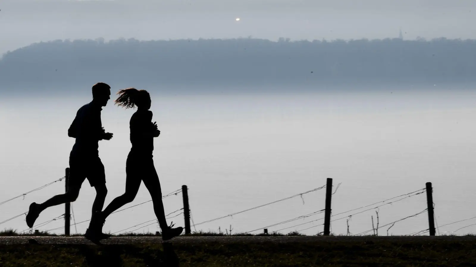 Wenn Frau und Mann zusammen joggen, hat das nicht dieselbe Wirkung. (Illustration) (Foto: Felix Kästle/dpa)