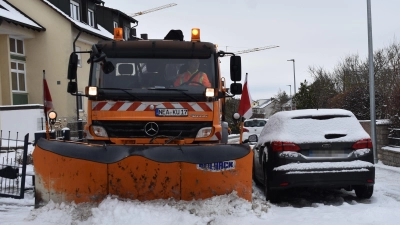 Zentimeter trennen das Streufahrzeug und den geparkten Wagen. Um ihn passieren zu können, muss Jörg Deyerling ein Stück auf den Gehweg ausweichen. (Foto: Ute Niephaus)