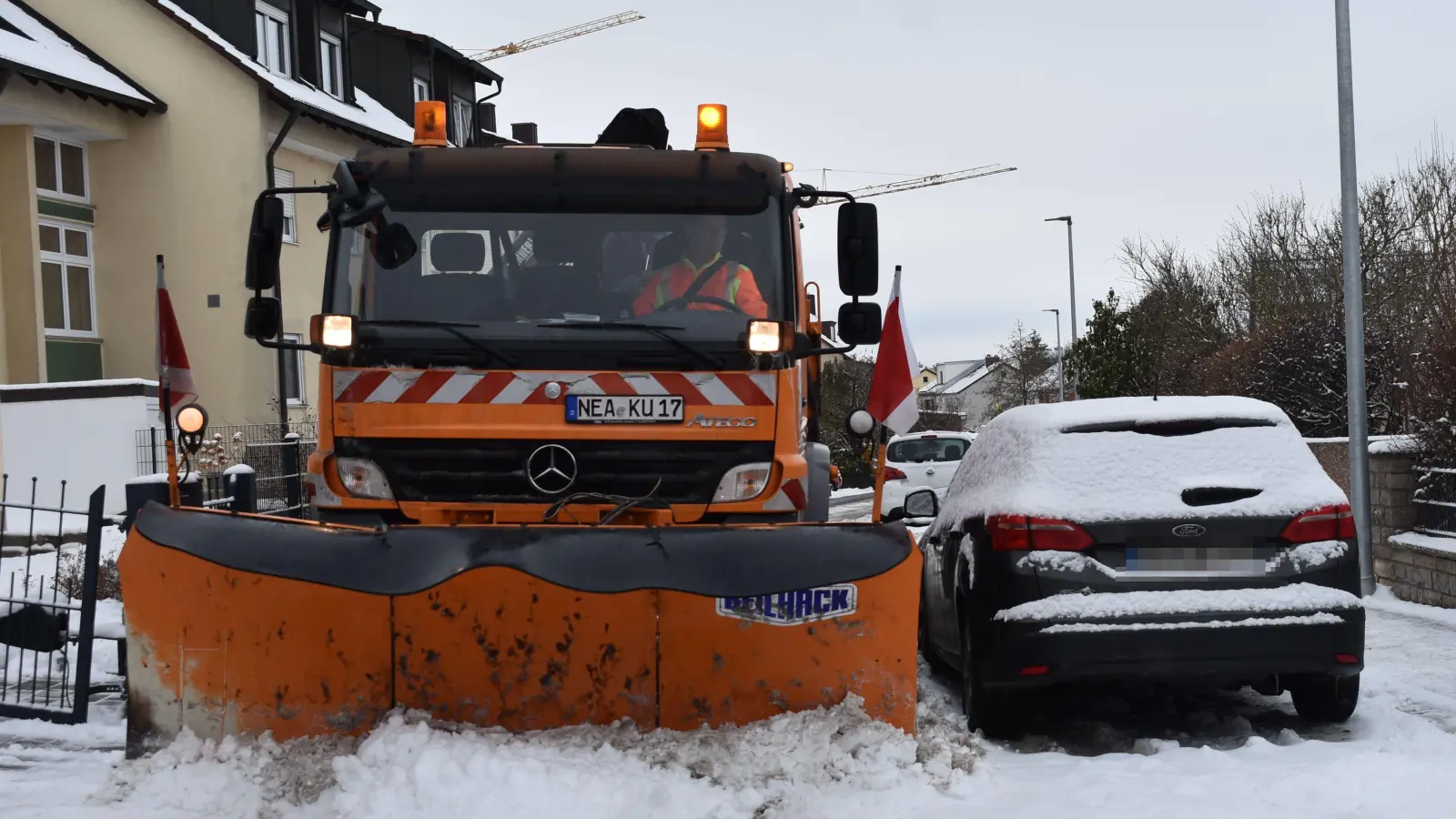 Zentimeter trennen das Streufahrzeug und den geparkten Wagen. Um ihn passieren zu können, muss Jörg Deyerling ein Stück auf den Gehweg ausweichen. (Foto: Ute Niephaus)