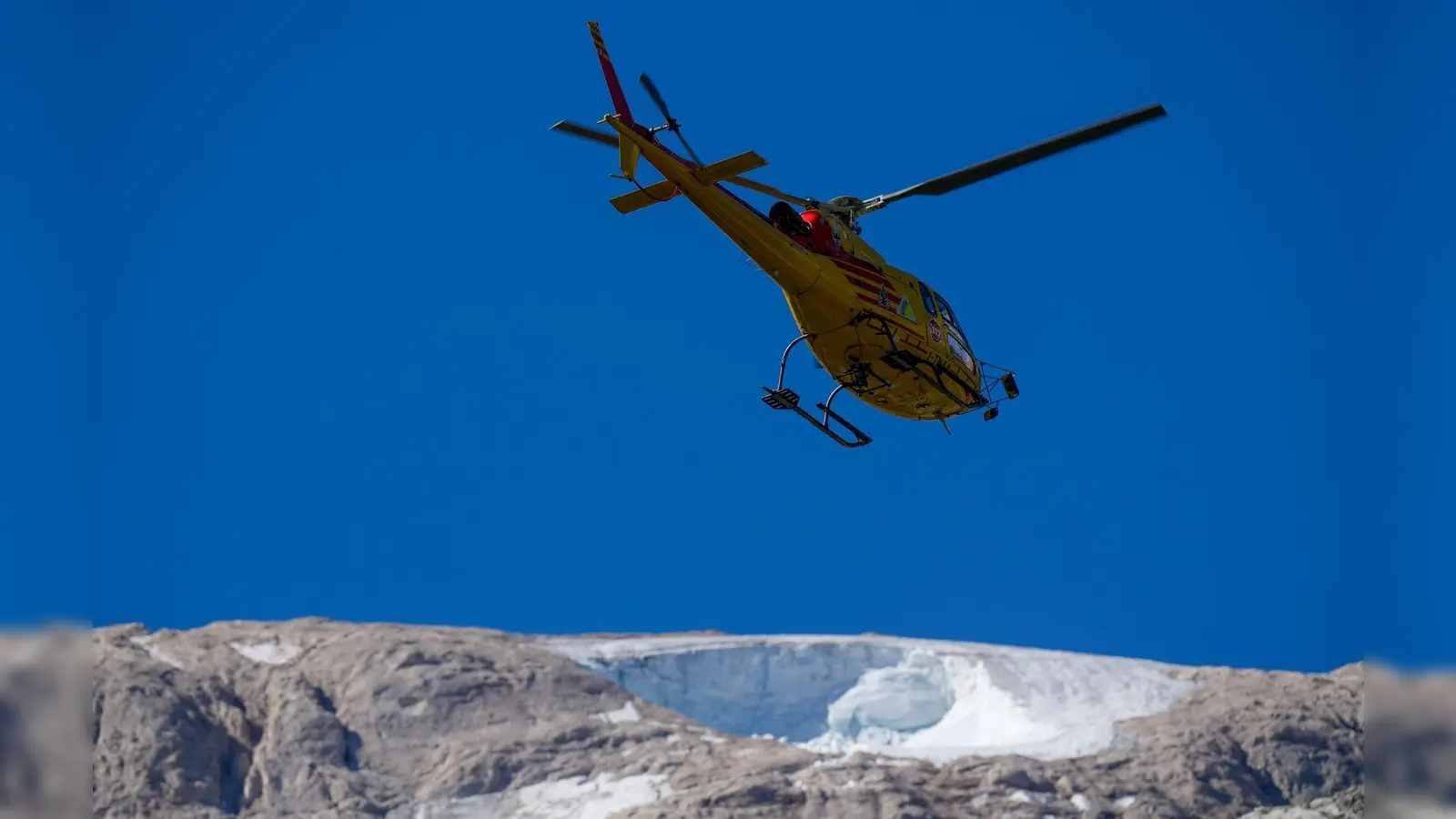 In Italien liegt in den Alpen noch nicht viel Schnee - jetzt wurde Schnee mit einem Hubschrauber eingeflogen. (Archivbild) (Foto: Luca Bruno/AP/dpa)