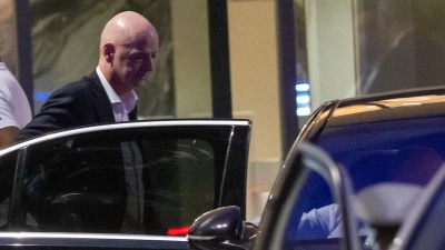 Infantino verlässt das Stadion.  (Foto: STR/AP/dpa)