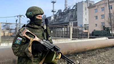 Dieses vom Pressedienst des russischen Verteidigungsministeriums veröffentliche Foto zeigt einen russischen Soldaten, der in Almaty Wache steht. (Foto: Uncredited/Russian Defense Ministry Press Service/AP/dpa)