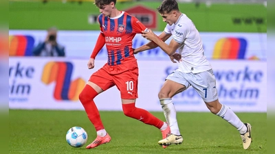 Der 1. FC Heidenheim um Paul Wanner (l) und die TSG 1899 Hoffenheim um Tom Bischof (r) kamen erst nach der Pause offensiv in Schwung. (Foto: Harry Langer/dpa)