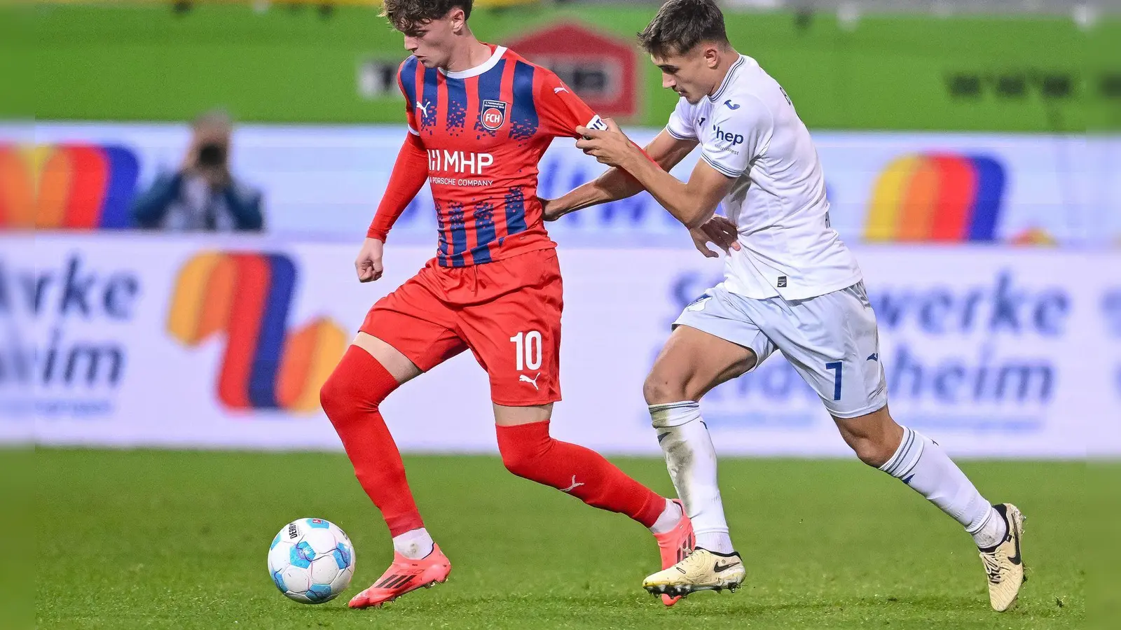 Der 1. FC Heidenheim um Paul Wanner (l) und die TSG 1899 Hoffenheim um Tom Bischof (r) kamen erst nach der Pause offensiv in Schwung. (Foto: Harry Langer/dpa)