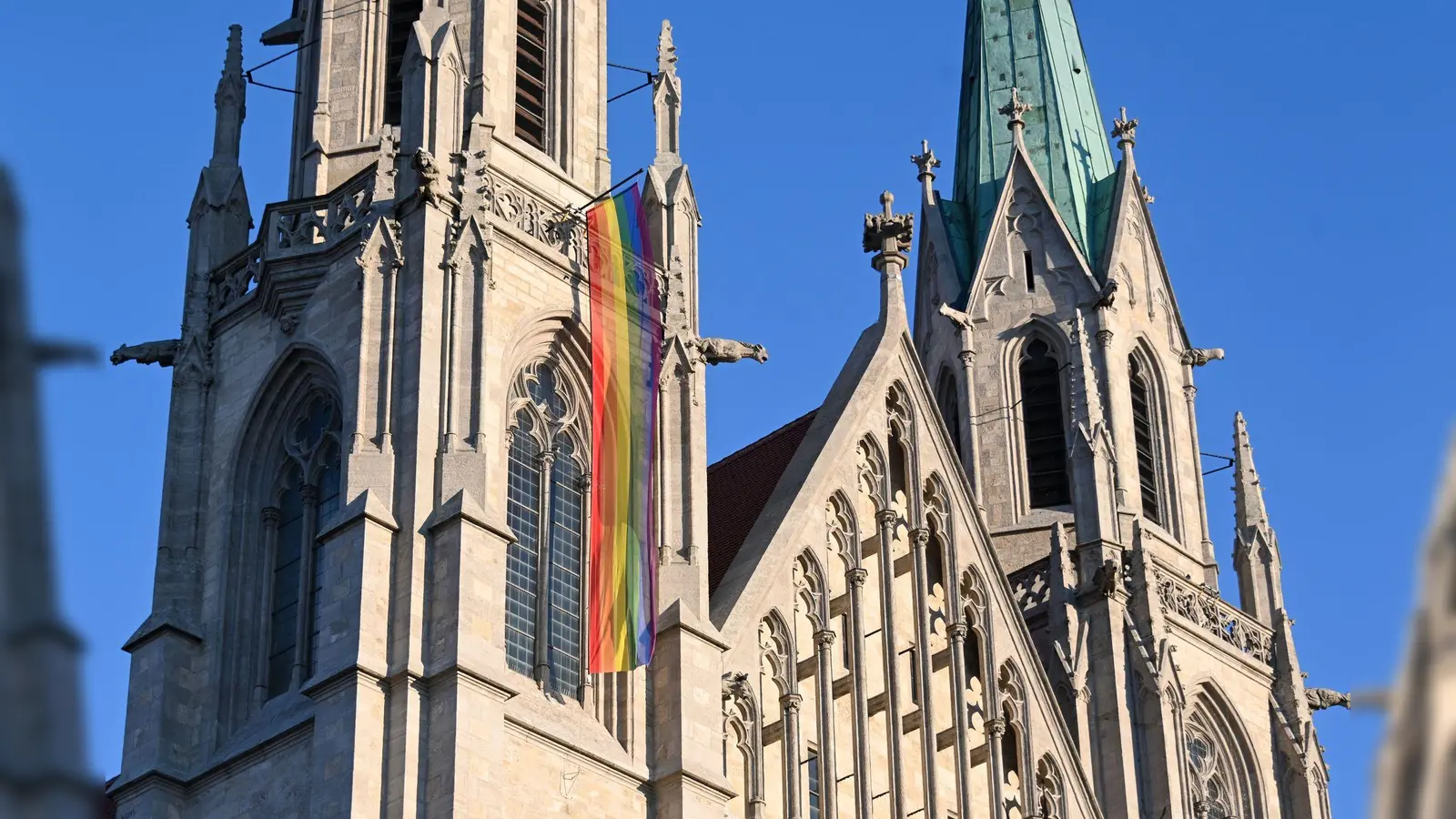 Die katholische Kirche und die Regenbogenflagge - keine unkomplizierte Beziehung. (Archivfoto) (Foto: Tobias Hase/dpa)