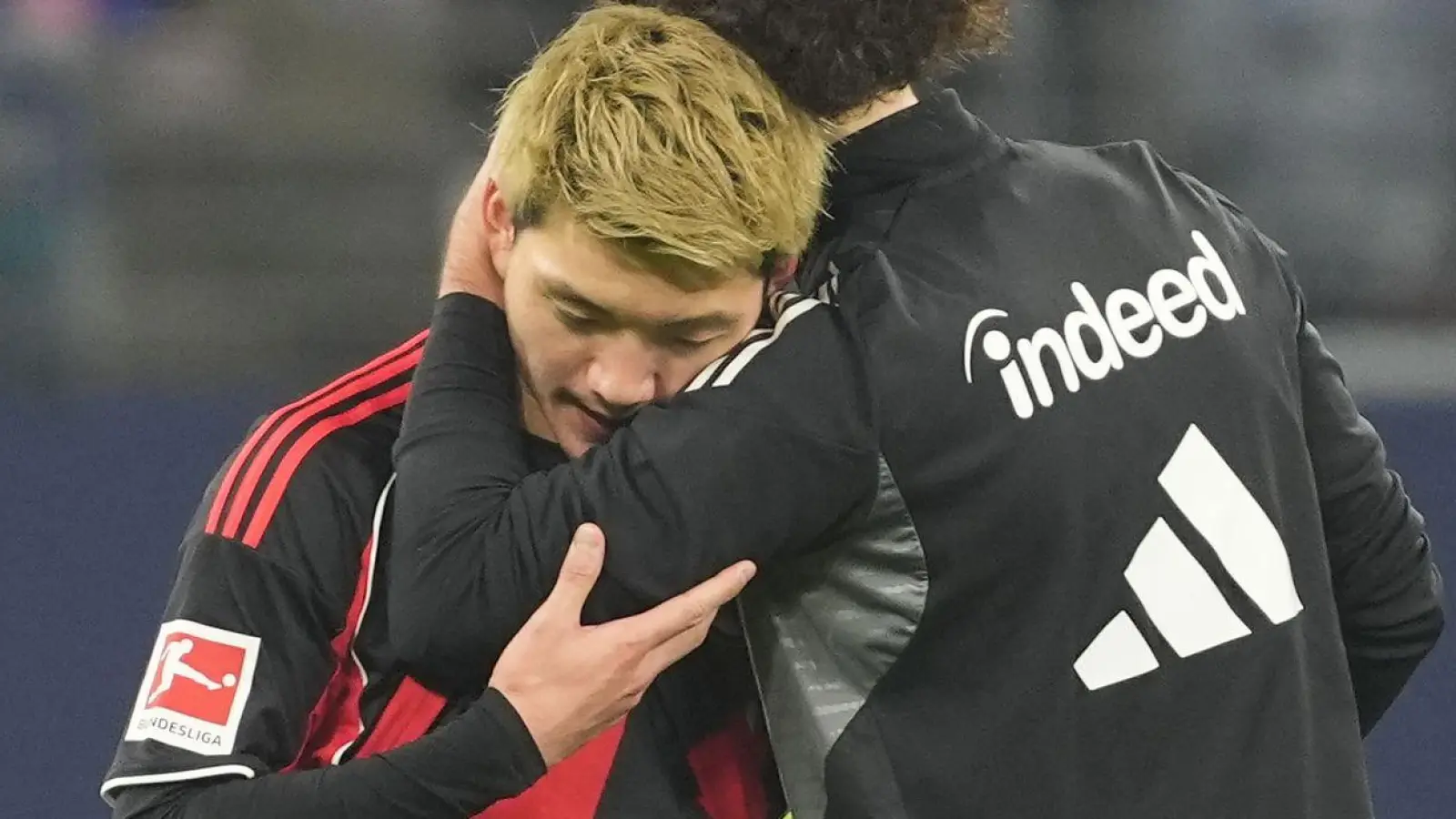 Komm' in meine Arme: Arthur Theate (r) tröstet Mitspieler Ritsu Doan nach dem 1:3. (Foto: Marc Schüler/dpa)