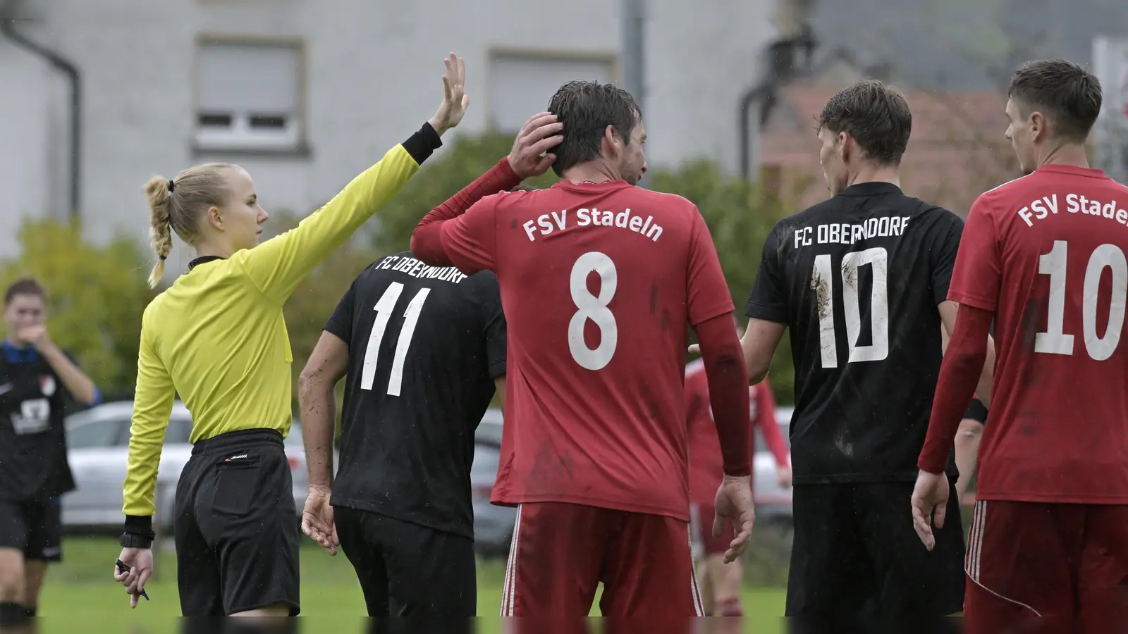 Auch auf Kreisebene soll das Engagement der Referees besser entlohnt werden. Hier waltet Schiedsrichterin Anna Frühwald bei der Kreisklassenpartie FC Oberndorf – FSV Stadeln U23 ihres Amtes. (Foto: Martin Rügner)