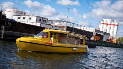 Ein Solarschiff der DHL der Deutschen Post fährt in den Westhafen Berlin. Der Logistikkonzern will die Postlieferung per Schiff ausbauen. (Foto: Fabian Sommer/dpa)