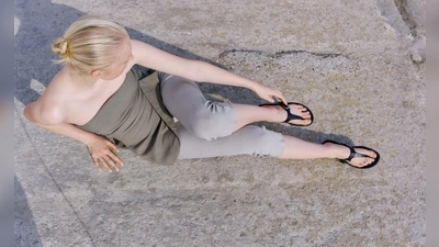 Freier Blick auf die Füße: Den gibt's mit derzeit angesagten Zehentrennern. Hier ein Modell von Vagabond (ca. 90 Euro). (Foto: Vagabond/dpa-tmn)