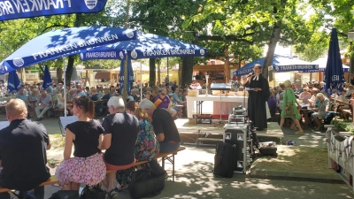 Gut besetzt sind die Kirchweihbänke beim Auftakt zum Kirchweihsonntag. Den Kirchweihgottesdienst mit dem Posaunenchor hält Pfarrerin Tabea Richter. (Foto: Ulli Ganter)