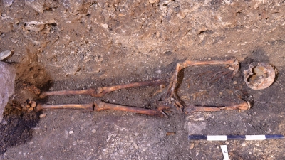 Auf eine Mittelalterbestattung weisen die Grabausrichtung in Richtung Osten, die Rückenlage und die auf dem Bauch gefalteten Hände hin.  (Foto: Wolfgang Steeger/auge Archäologie)