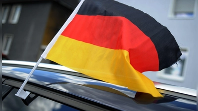 Fahnen und Fan-Deko mit Maß: Kleine Fähnchen und Spiegelsocken sind erlaubt, solange sie die Sicht nicht einschränken oder sich bei schneller Fahrt lösen können. (Foto: picture alliance / dpa)