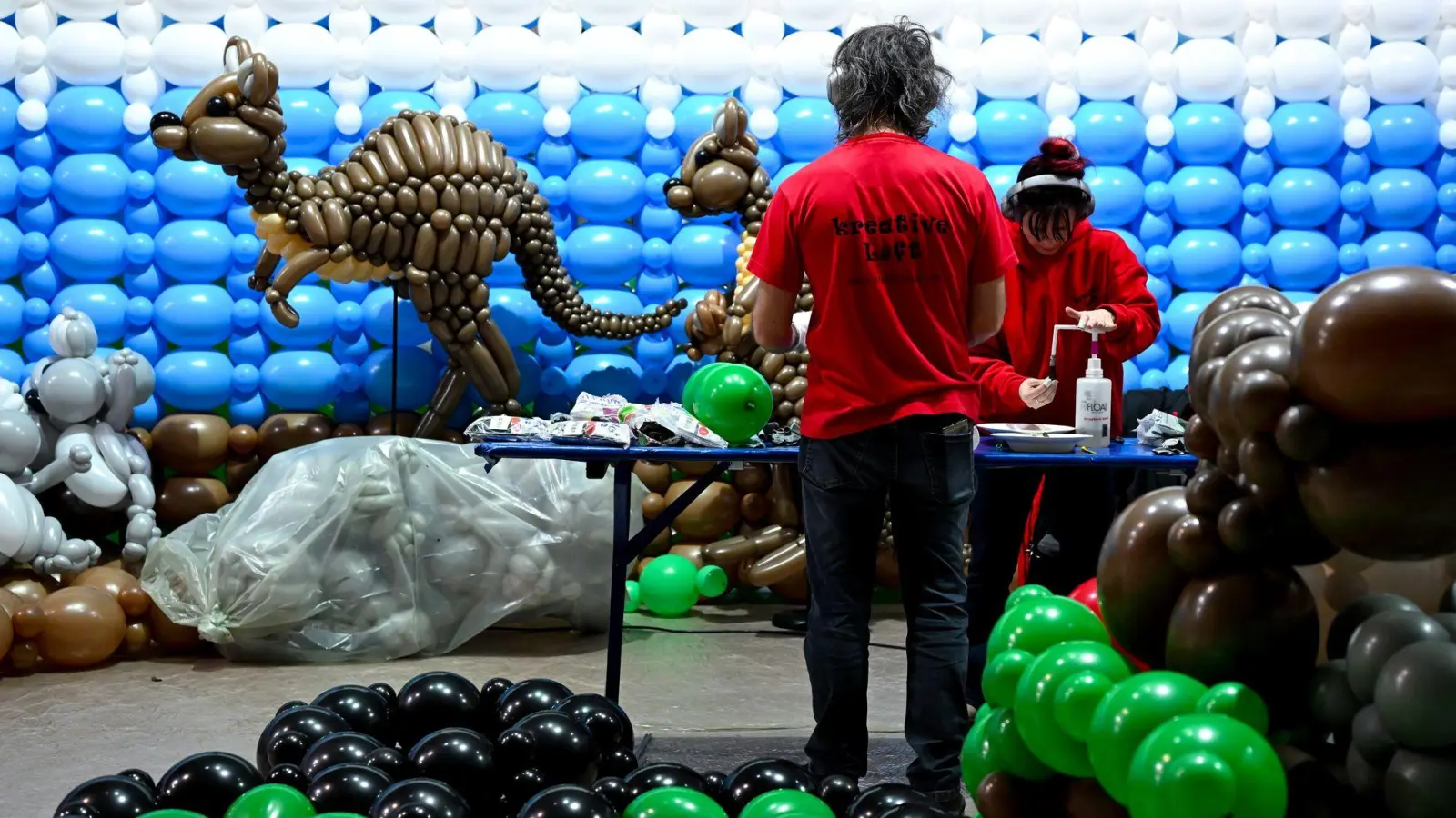 Aus Luftballons mach Dino:  Rund 100 Künstler haben für die Ausstellung „Luftballonwelten“ Tiere, Pflanzen und Sehenswürdigkeiten nachgebaut. (Foto: Sven Hoppe/dpa)