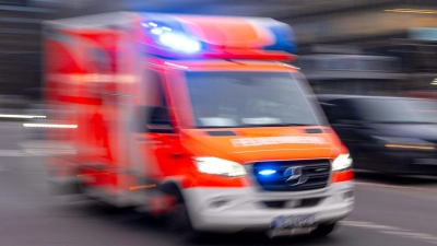 Der 83-jährige Autofahrer wurde nach dem Unfall in eine Klinik gebracht. (Symbolbild)  (Foto: Monika Skolimowska/dpa)