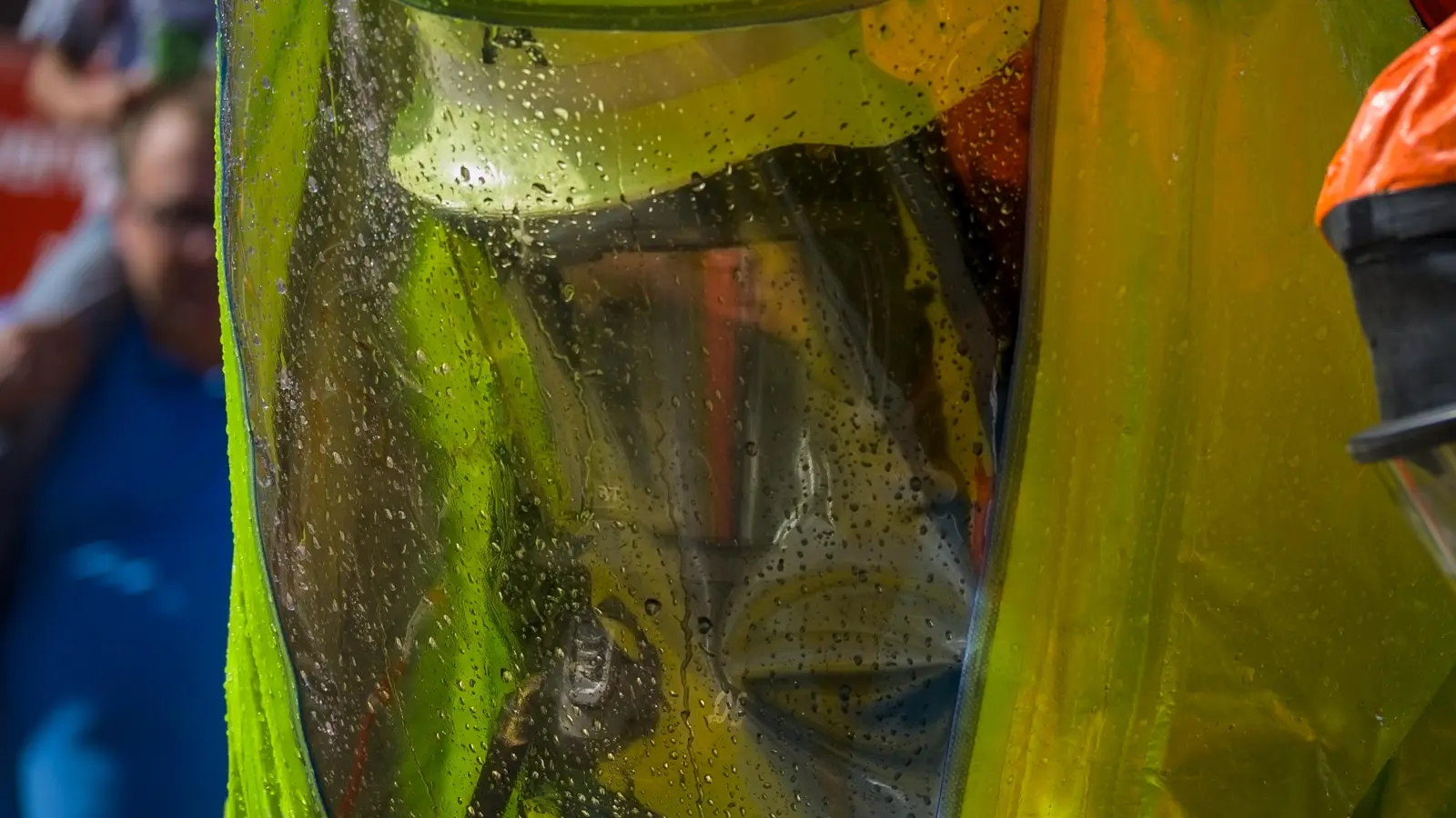 Der Einsatz in den Ganzkörperanzügen ist hart, denn sie sind komplett luftdicht verschlossen und werden durch ein schweres Atemgerät auf dem Rücken mit Sauerstoff verfolgt. (Foto: René Chlopotowski)