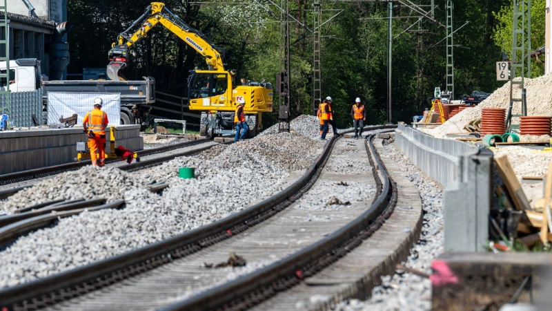Bauarbeiten bei der Bahn: Der Bundestag hat drei Projekten in Bayern, Sachsen und Schleswig-Holstein zugestimmt (Foto: Armin Weigel/dpa)
