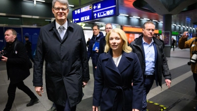 Im Herbst forderte Minister Schnieder drei Sofortprogramme bei der Bahn für mehr Kundenzufriedenheit. Das erste wurde nun gestartet - an der Pünktlichkeit wird sich dabei aber nichts verbessern.  (Foto: Bernd von Jutrczenka/dpa)