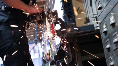 Der Kunde will das eine, der Chef etwas ganz anderes: Das Gefühl, unterschiedliche Erwartungen im Job erfüllen zu müssen, kann Leistungsdruck verstärken. (Foto: Christian Charisius/dpa/dpa-tmn)