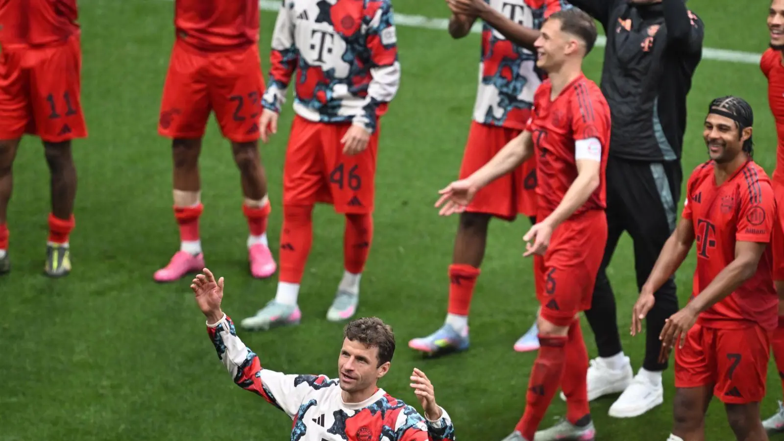 In Leipzig feierten die Bayern-Spieler noch verhalten. (Foto: Hendrik Schmidt/dpa)