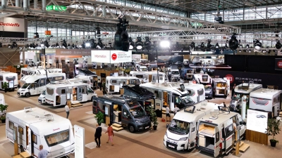 Mehr als 830 Aussteller zeigen auf dem Caravan Salon neue Reisemobile, Wohnwagen und andere Produkte und Dienstleistungen.  (Foto: Thomas Banneyer/dpa/dpa-tmn)