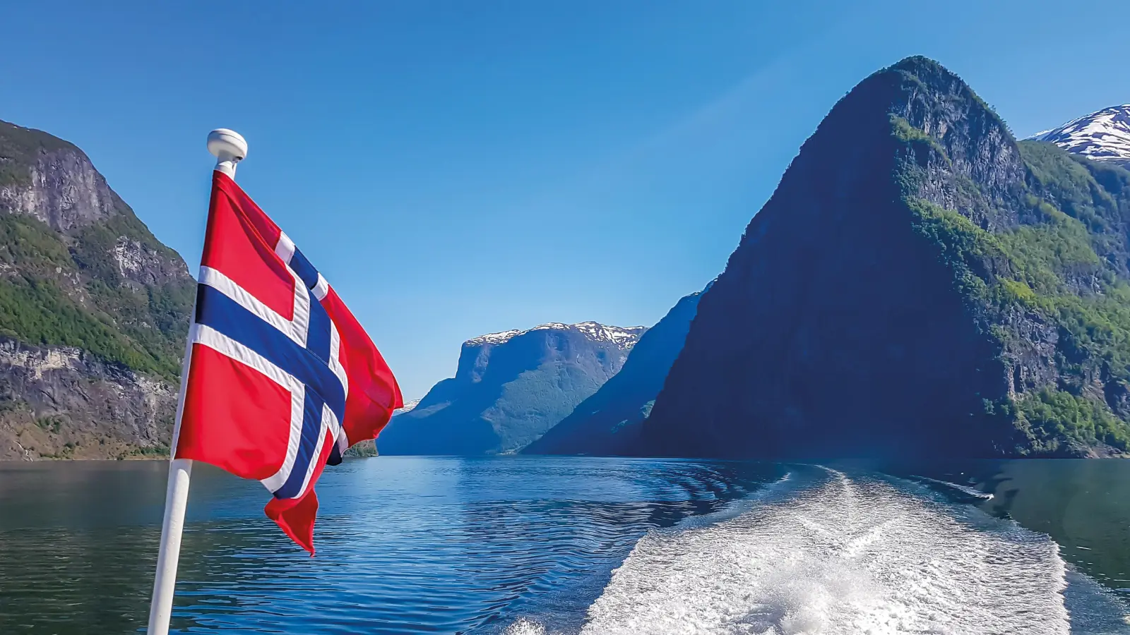 Blauer Himmel, blaues Wasser, imposante Felsen: Wer mit dem Schiff über den Fjord fährt, ist der Natur ganz nah. (Foto: Chris - stock.adobe.com)