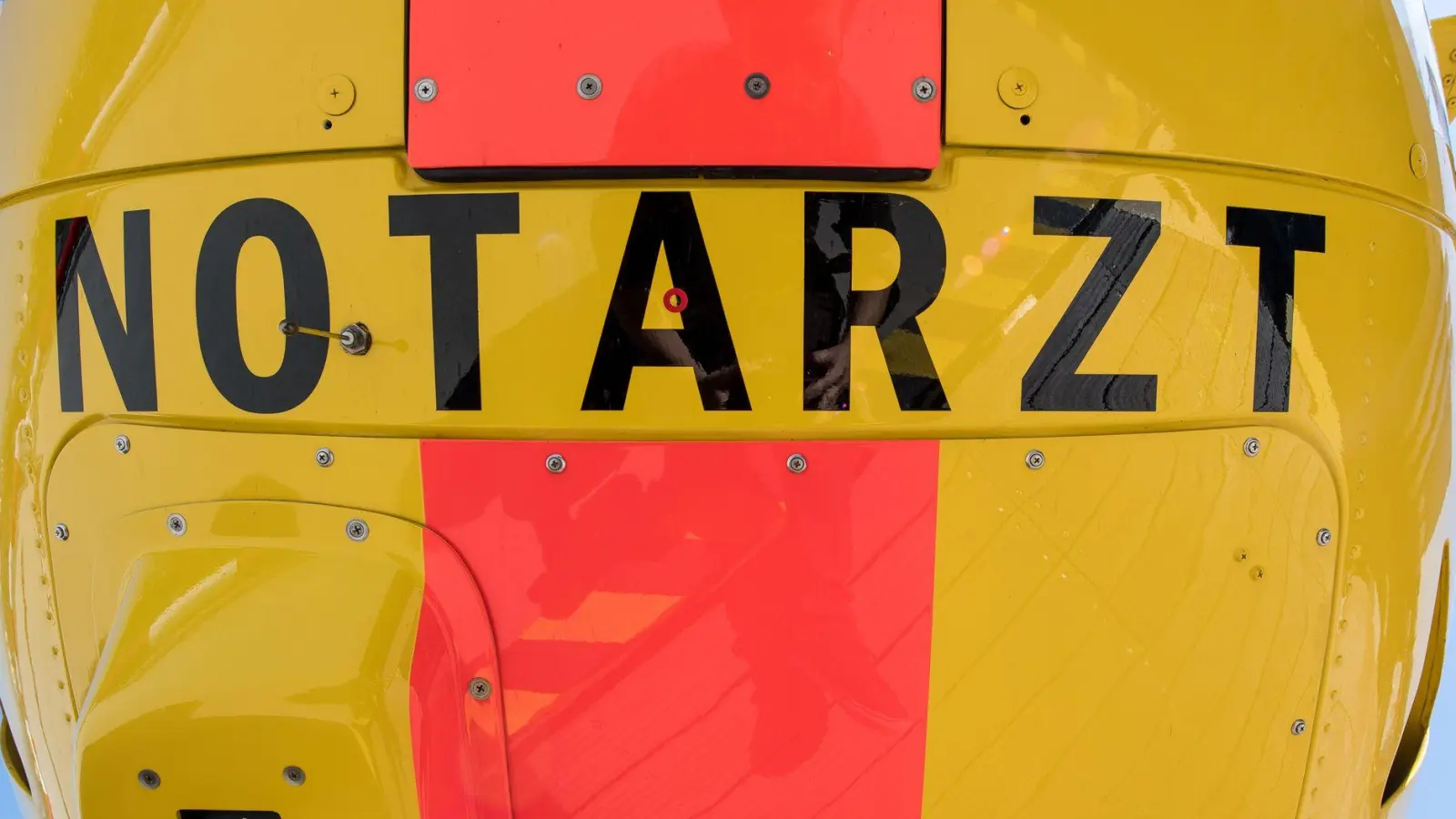 Ein Notarzt aus dem alarmierten Rettungshubschrauber kann nur noch den Tod des Mannes feststellen. (Symbolbild) (Foto: Fabian Sommer/dpa)