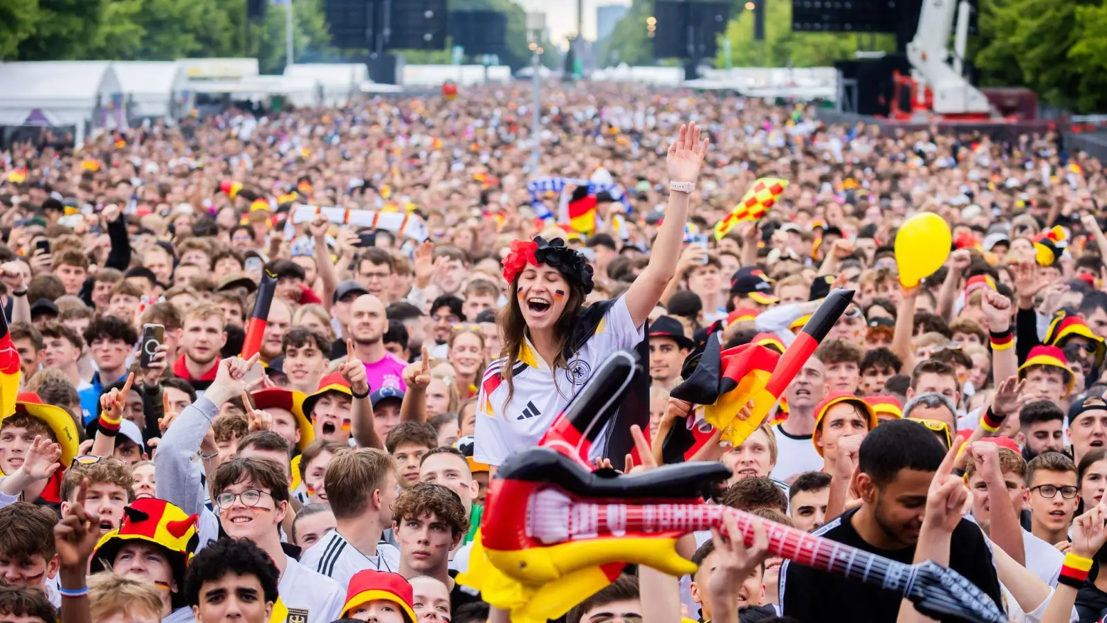 Richtig heiß wird es nicht, aber immerhin könnte es trocken bleiben während des Viertelfinalspiels. (Foto: Christoph Soeder/dpa)