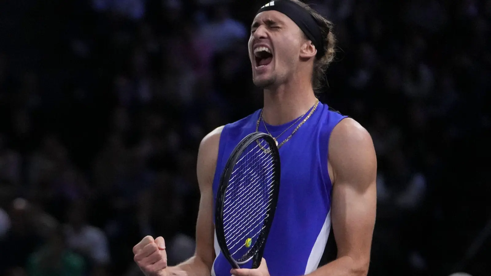 Alexander Zverev jubelt über den Finaleinzug in Paris. (Foto: Thibault Camus/AP/dpa)