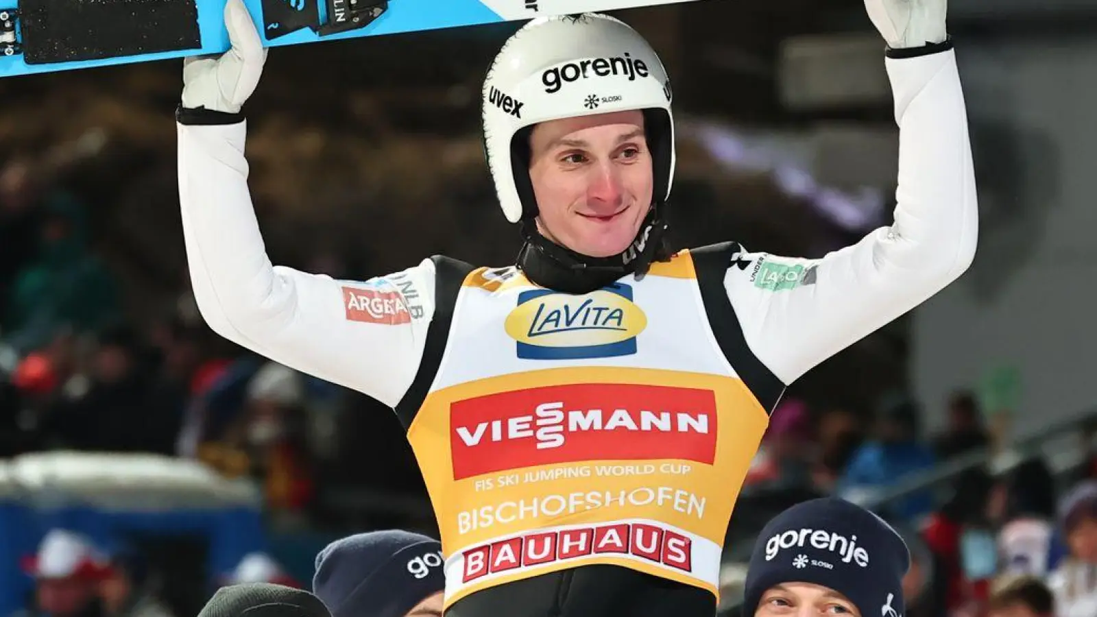 Domen Prevc wird von seinen Teamkollegen gefeiert. (Foto: Daniel Karmann/dpa)