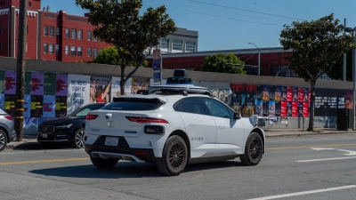 Zunächst waren fahrerlose Waymo-Robotaxis vor allem in sonnigen Gegenden wie San Francisco unterwegs. (Archivbild) (Foto: Andrej Sokolow/dpa)