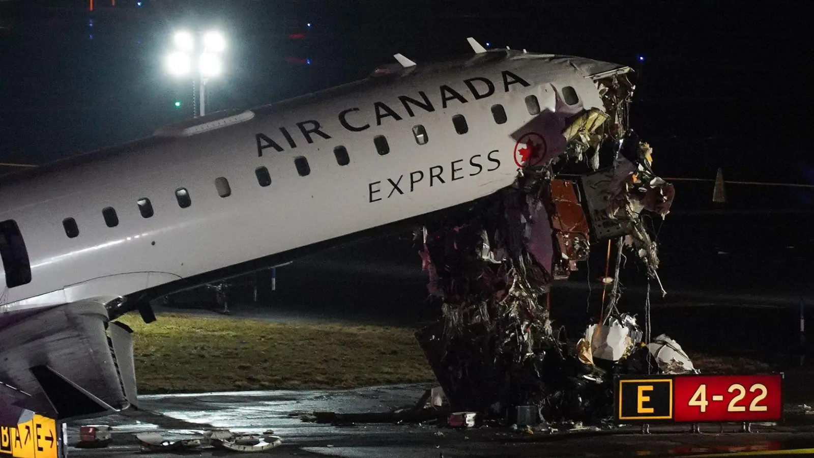 Die Maschine wurde schwer beschädigt. (Foto: Ryan Murphy/AP/dpa)