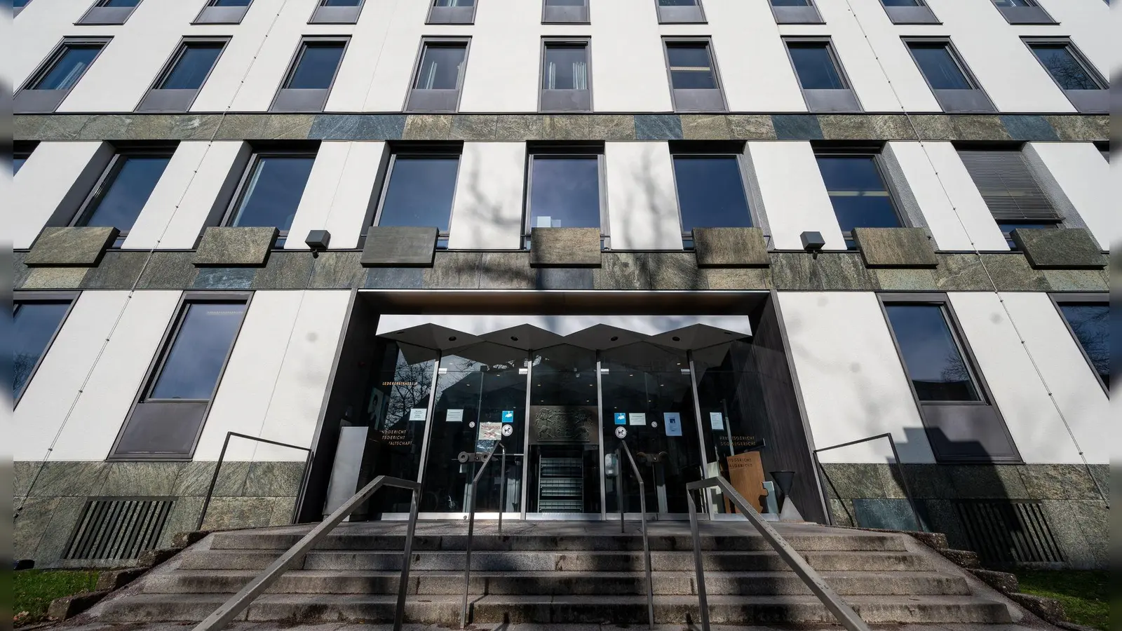 Vor dem Landgericht Weiden beginnt der Prozess im sogenannten Champagner-Fall. (Symbolbild) (Foto: Armin Weigel/dpa)