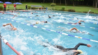 Der 36. Aischgrund-Triathlon wird am Sonntag in Neustadt ausgetragen. Los geht es mit 400 Meter Schwimmen im Waldbad, es folgen 20 Kilometer Radfahren und fünf Kilometer Laufen. (Archivfoto: Ute Niephaus)