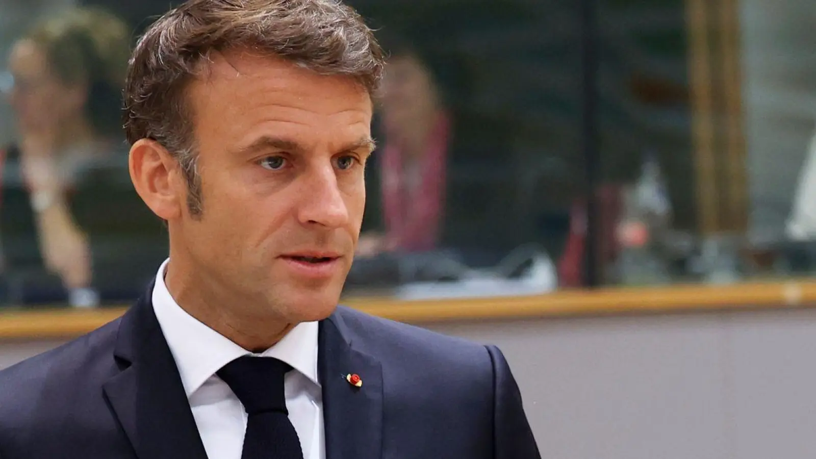 Emmanuel Macron (l), Präsident von Frankreich, spricht mit Bundeskanzler Olaf Scholz. (Foto: Geert Vanden Wijngaert/AP/dpa)