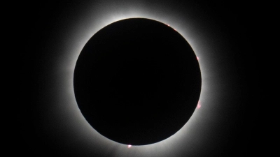 Bei einer totalen Sonnenfinsternis ist ein Strahlenkranz um die Sonne herum zu sehen. (Archivbild) (Foto: Michael Conroy/AP/dpa)