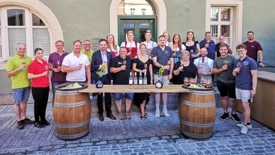 Zusammen mit Frankens Weinkönigin Angelina (vorne, Mitte) sorgten sechs Weinprinzessinnen für Glanz beim Auftakt. Kredenzt wurde ein Rotling aus Volkach. (Foto: Jürgen Binder)