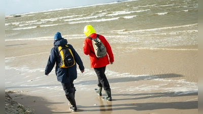Wetterfeste Kleidung ist beim Spaziergang an der Nordsee in den nächsten Tagen ein Muss. (Archivfoto) (Foto: Jonas Walzberg/dpa)