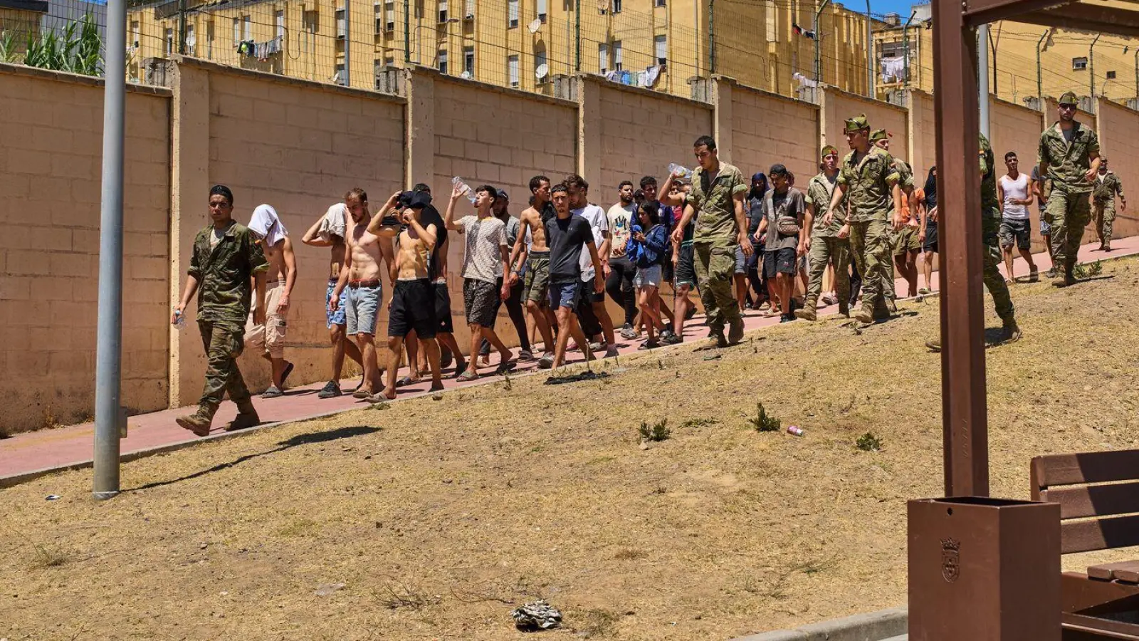 Der größte Teil der schätzungsweise 50.000 bis 60.000 Migranten ist nach Angaben der spanischen Regierung nach Marokko zurückgekehrt. (Foto: Bernat Armangue/AP/dpa)