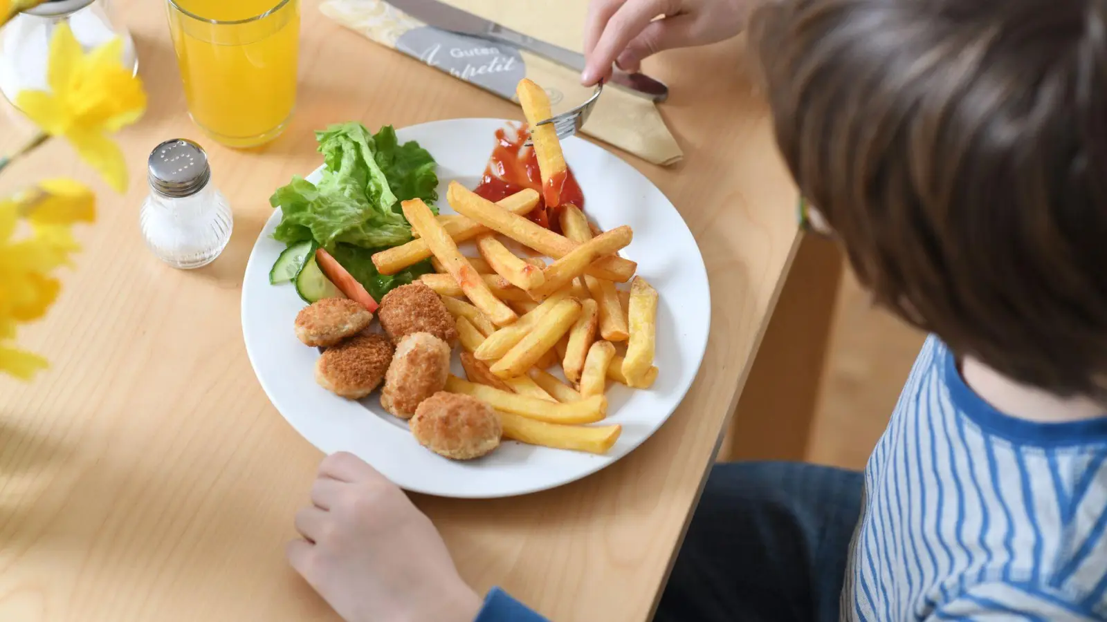 Chicken Nuggets mit Pommes: Im Restaurant kann der Wirt selbst entscheiden, ob er ein Kindergericht auch Erwachsenen anbietet. (Foto: Tobias Hase/dpa/dpa-tmn)