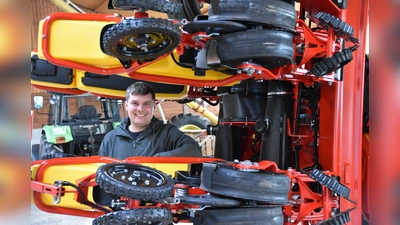 Landwirt Felix Löblein betreibt eine moderne Betriebsführung: Durch den Einsatz digitaler Technologien überwacht und optimiert er die Feldarbeit bei Aussaat, Düngung und Pflanzenschutz. (Foto: Silvia Schäfer)