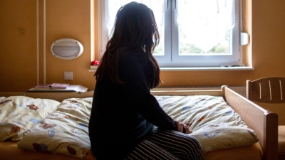 Frauenhäuser sind wichtige Schutzräume für Opfer von häuslicher Gewalt. In Bayern wurden die Angebote in den vergangenen Jahren weiter ausgebaut. Die aktuelle Statistik zeigt, der Bedarf ist weiterhin extrem hoch. (Illustration) (Foto: Maja Hitij/dpa)
