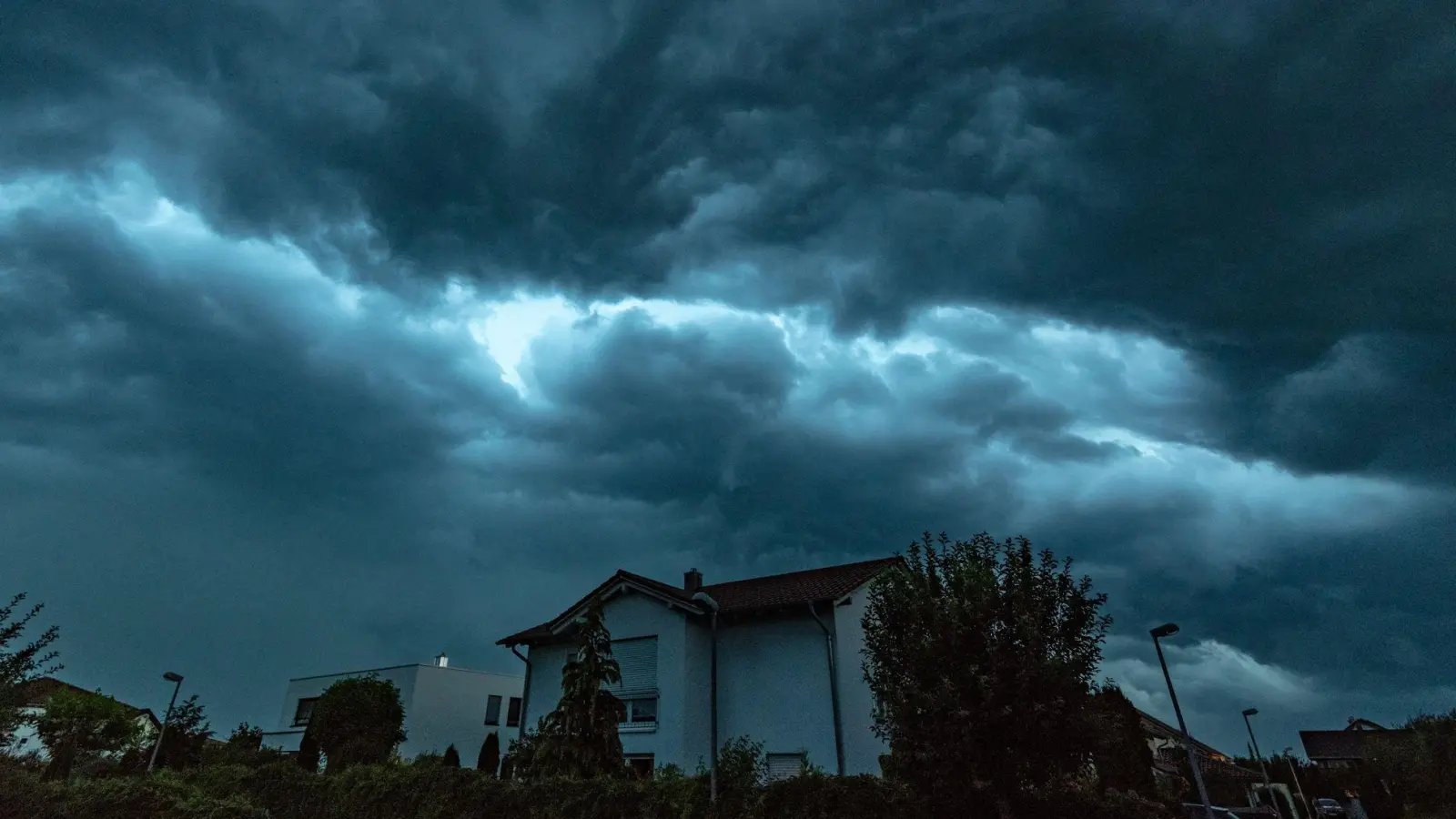 Starkregen kann zum Problem werden - etwa für Keller.  (Foto: Armin Weigel/dpa/dpa-tmn)