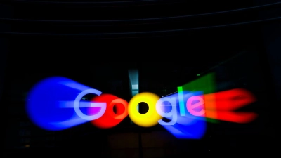 Google will testen, ob Chips des Konzerns den widrigen Bedingungen in einem Rechenzentrum im All standhalten können. (Archivbild) (Foto: Christian Charisius/dpa)