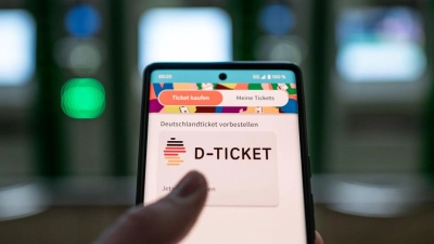Gibt es in Bayern bald ein ermäßigtes Deutschlandticket für alle Schüler? (Archivbild) (Foto: Fabian Strauch/dpa)