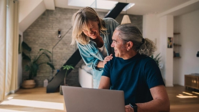 Haben gut lachen: Wessen Immobilie im Laufe der Zeit stark im Wert gestiegen ist, der kann bei der Anschlussfinanzierung von günstigeren Konditionen profitieren. (Foto: Zacharie Scheurer/dpa-tmn)