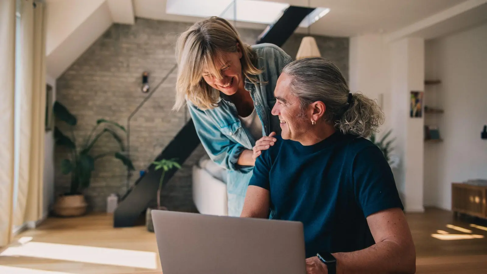 Haben gut lachen: Wessen Immobilie im Laufe der Zeit stark im Wert gestiegen ist, der kann bei der Anschlussfinanzierung von günstigeren Konditionen profitieren. (Foto: Zacharie Scheurer/dpa-tmn)