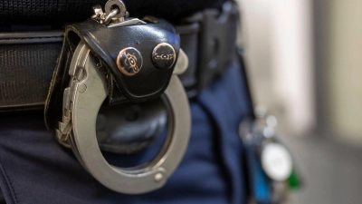 Die Polizei nahm den Mann nach einer kurzen Fahndung fest. (Symbolbild) (Foto: Peter Kneffel/dpa)